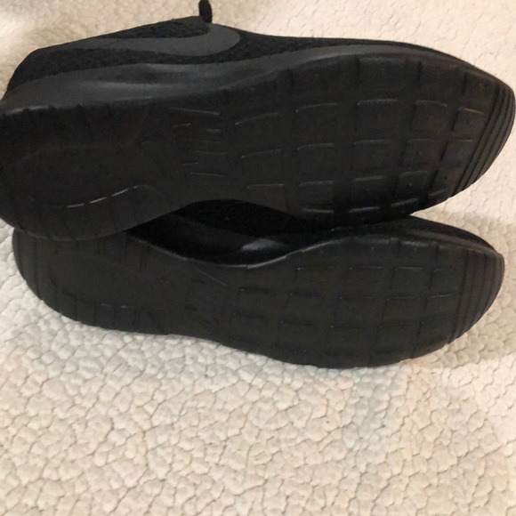 Black Nike shoes - Picture 4 of 4